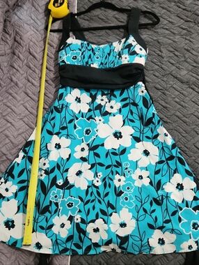 B. Smart Turquoise Blue Floral Midi Dress with Black Accents Size 6